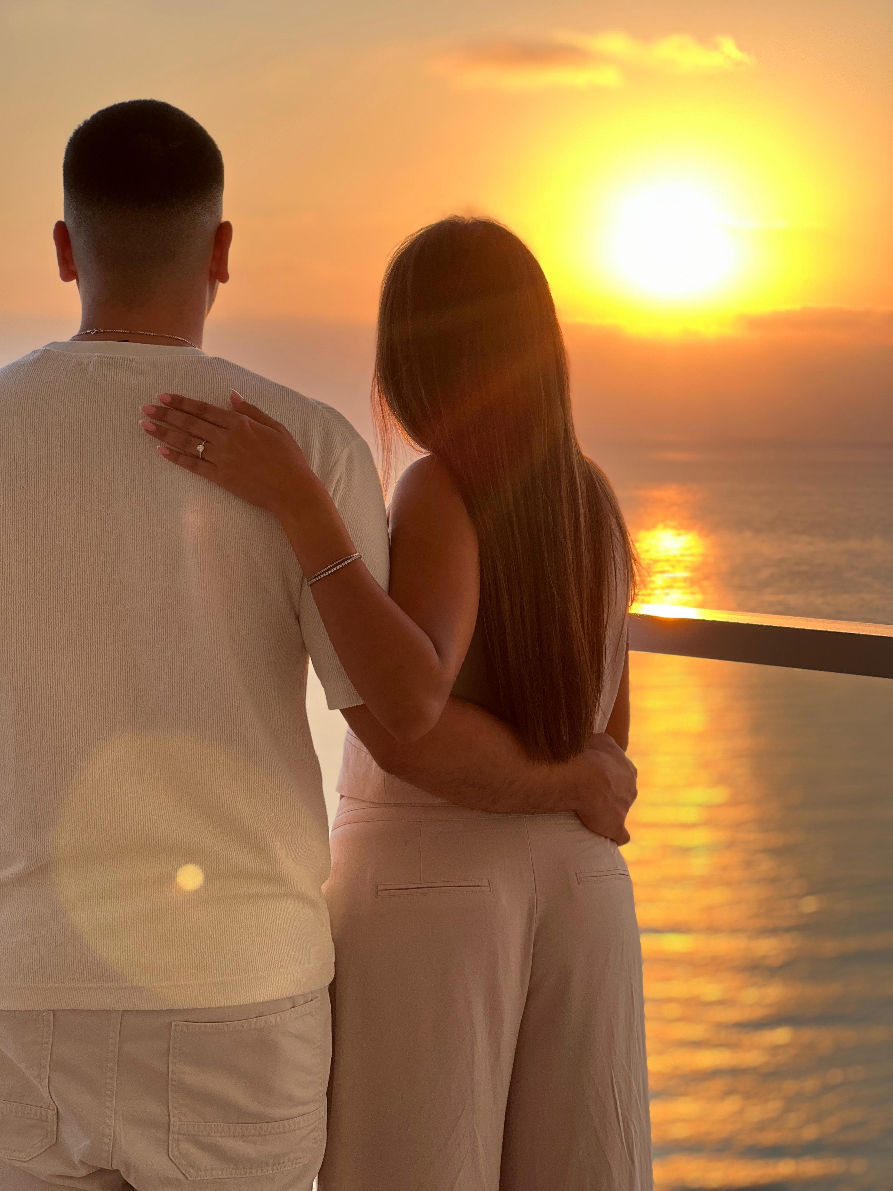 זוג מול הים